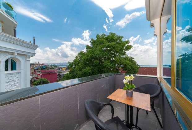 Balcony with a view of the Istanbul Suites hotel in Istanbul